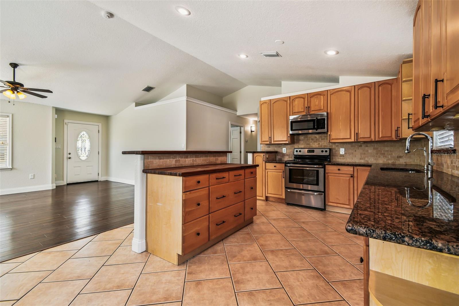 Listing photo id 11 for 13217 Maple Street