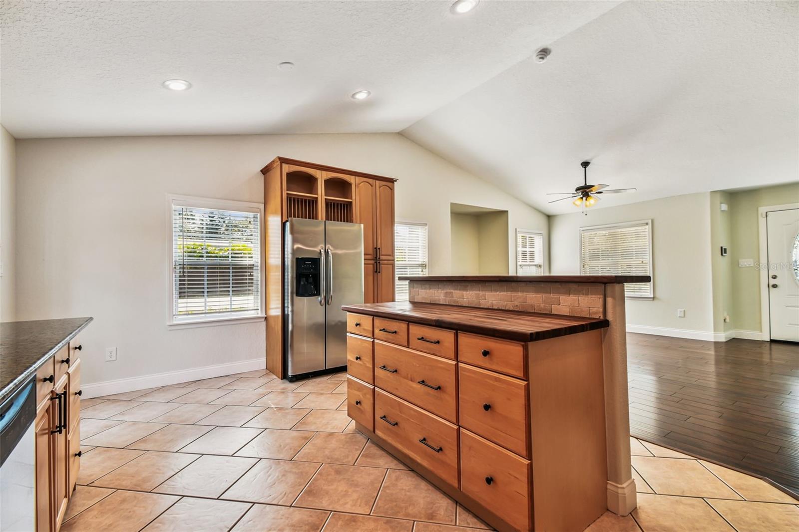 Listing photo id 13 for 13217 Maple Street