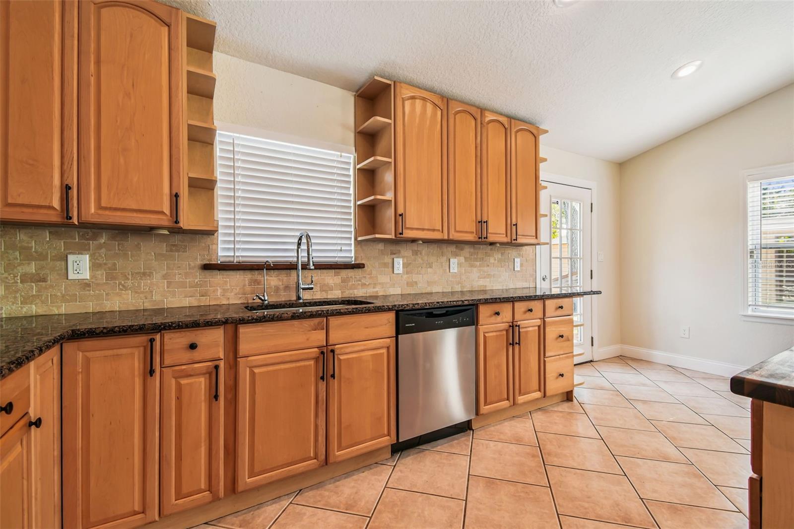 Listing photo id 14 for 13217 Maple Street