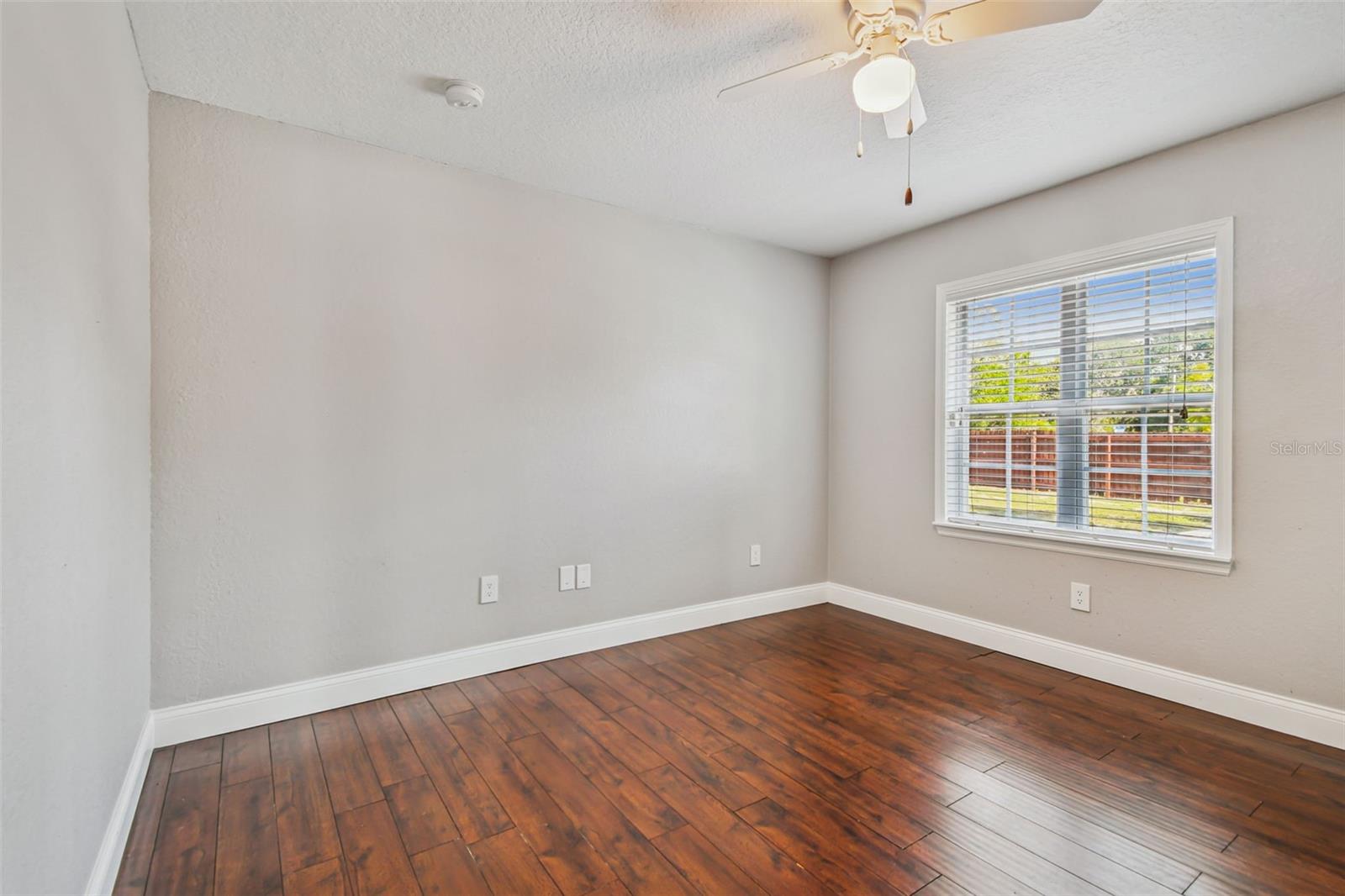 Listing photo id 16 for 13217 Maple Street