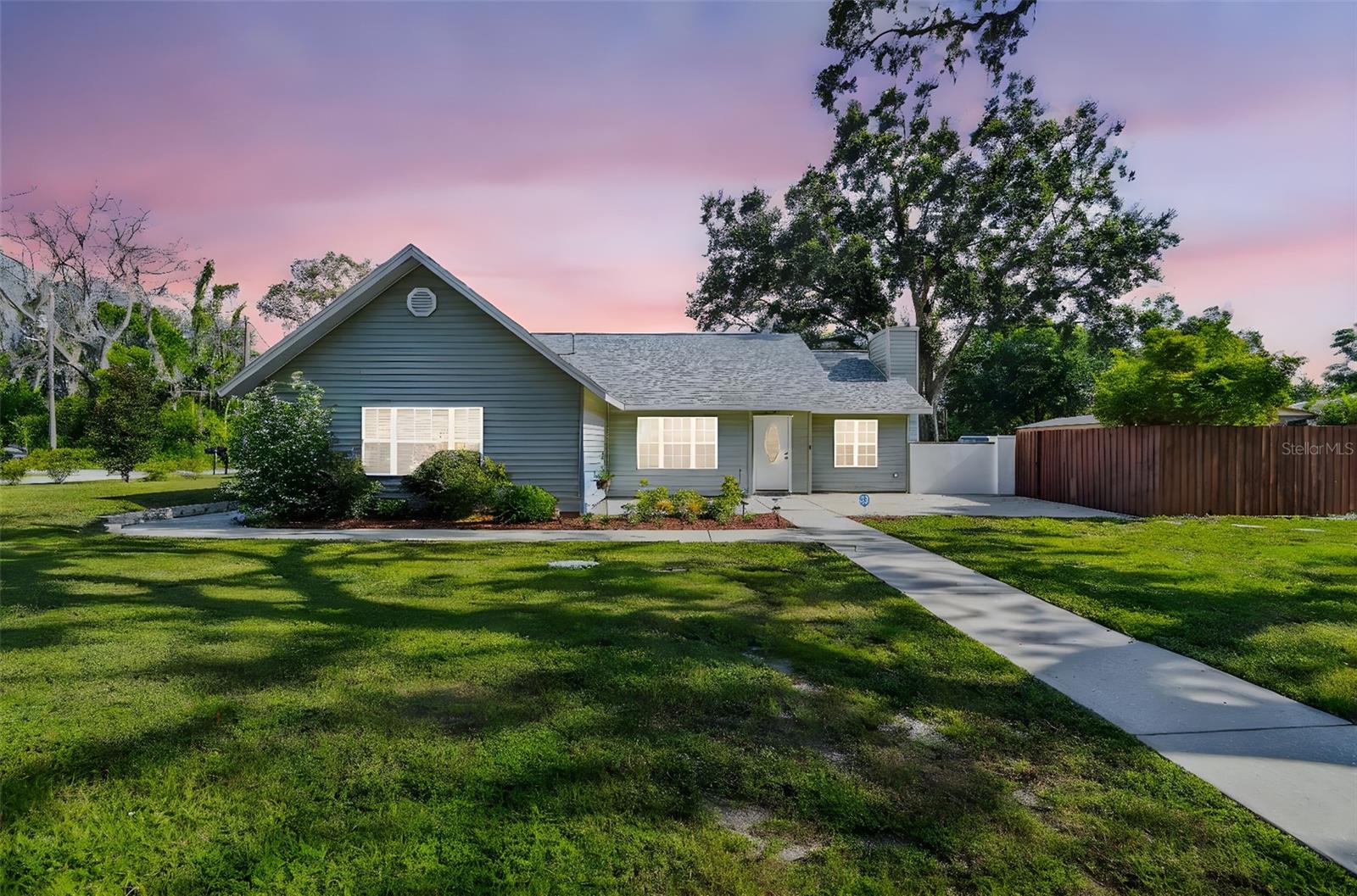 Listing photo id 0 for 13217 Maple Street