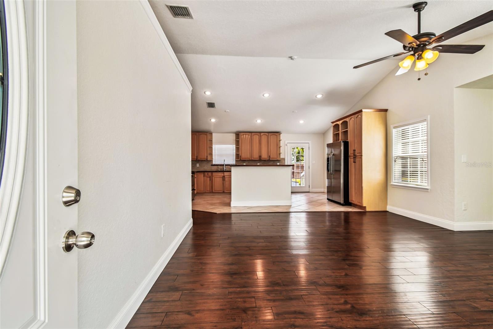 Listing photo id 1 for 13217 Maple Street