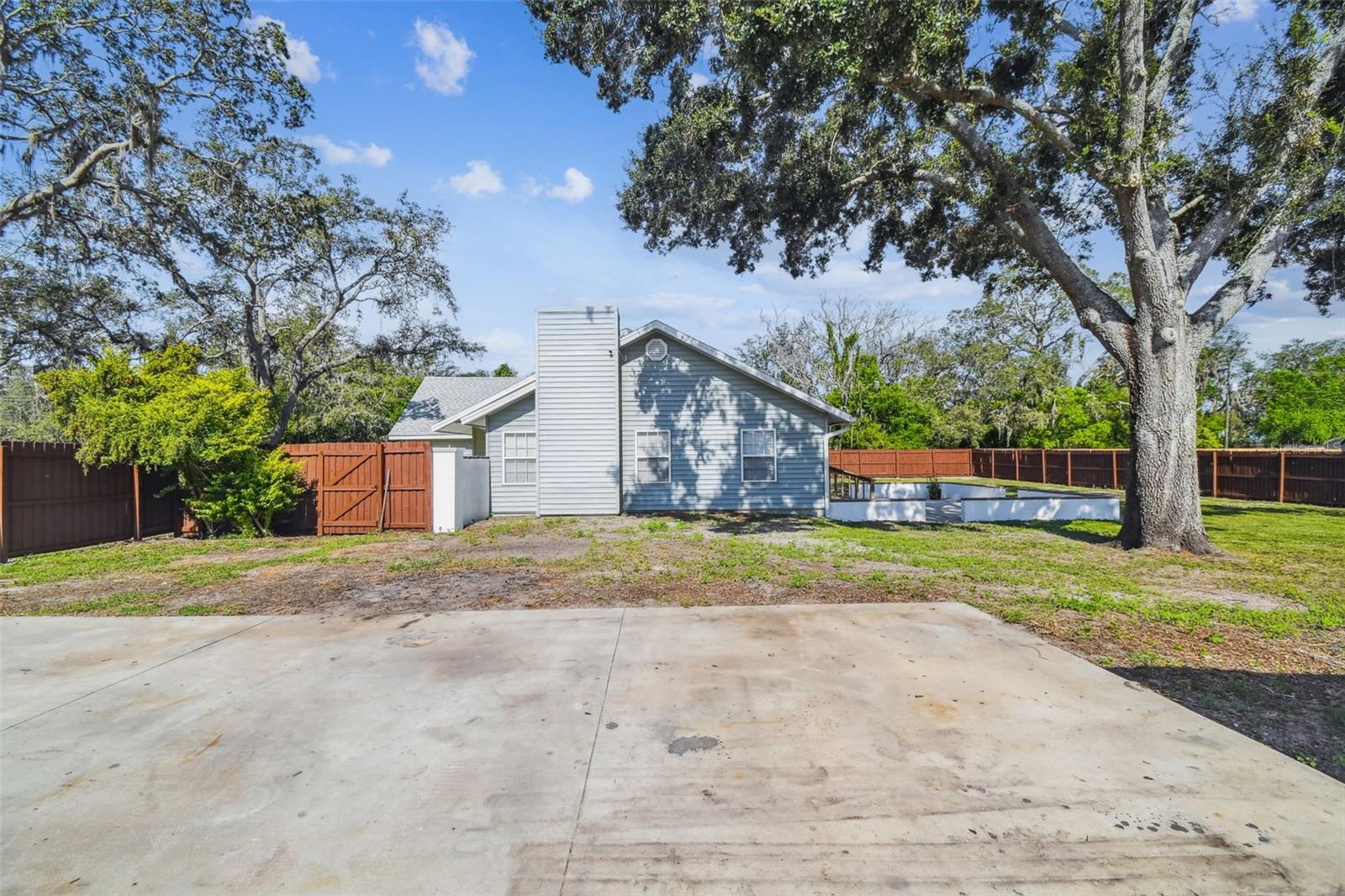 Listing photo id 35 for 13217 Maple Street