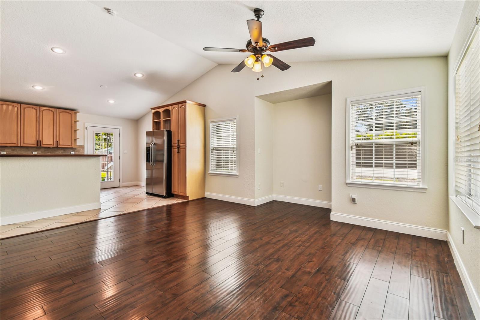 Listing photo id 2 for 13217 Maple Street