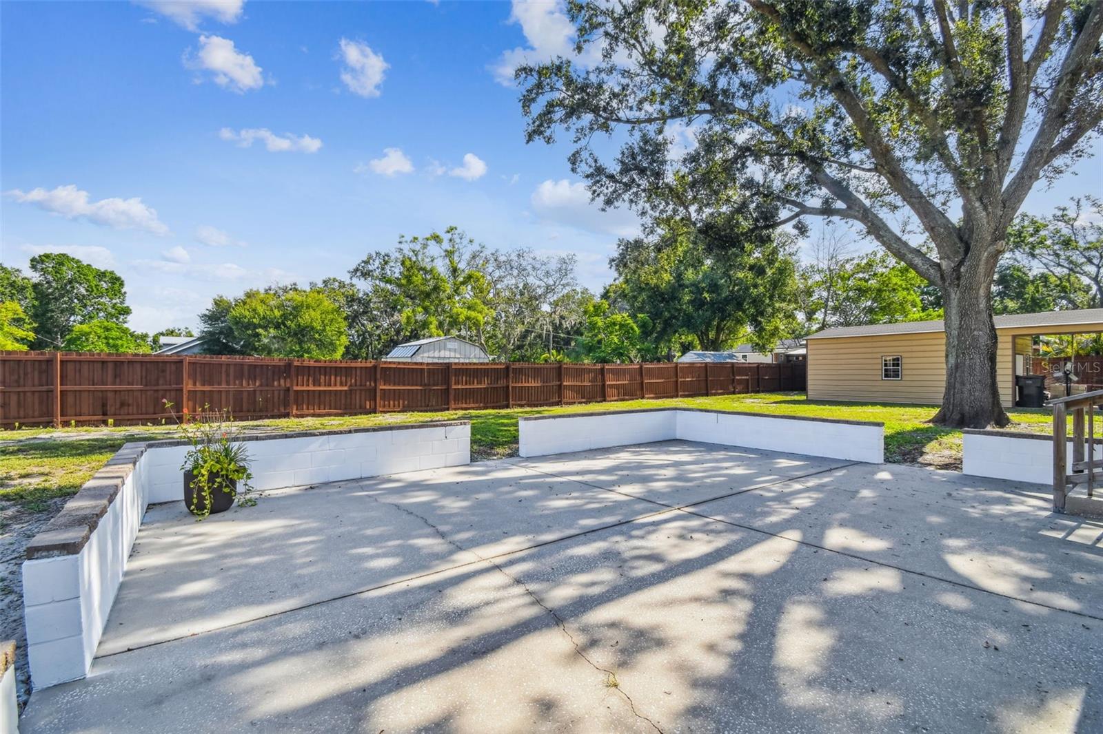 Listing photo id 41 for 13217 Maple Street