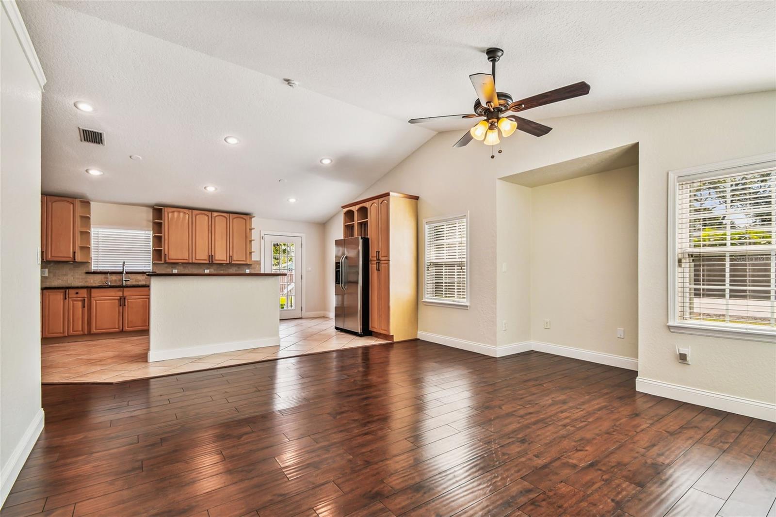 Listing photo id 3 for 13217 Maple Street