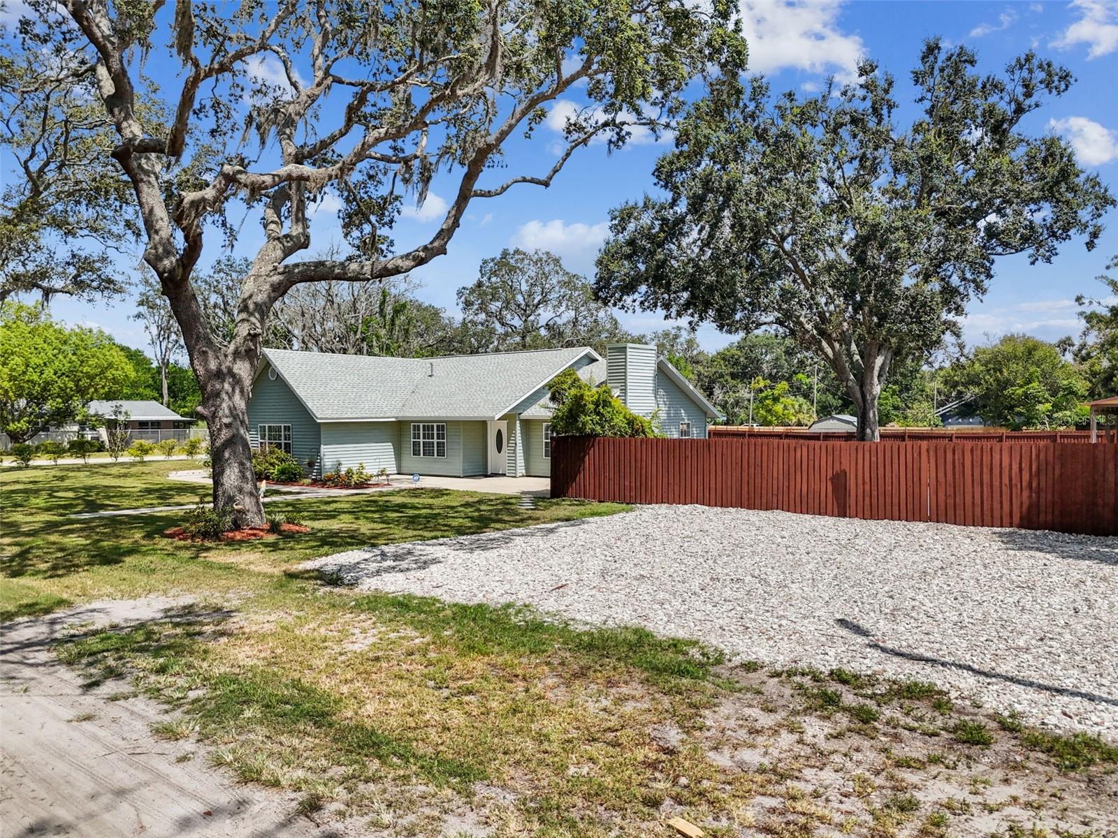 Listing photo id 48 for 13217 Maple Street