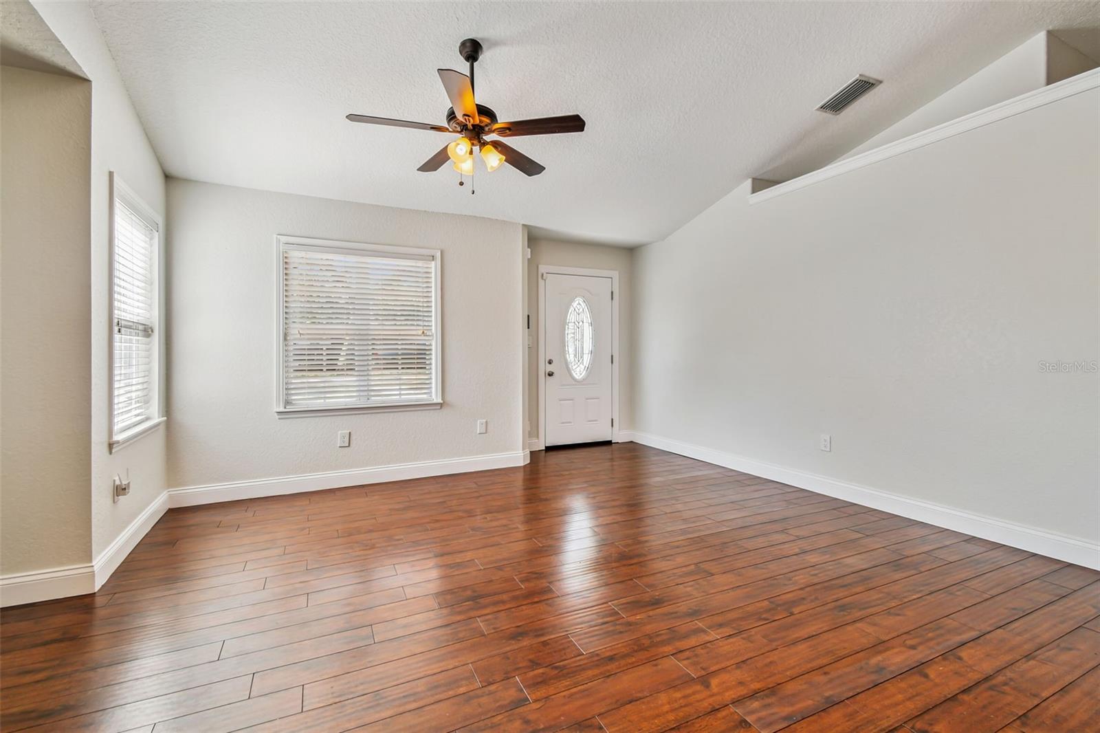 Listing photo id 5 for 13217 Maple Street