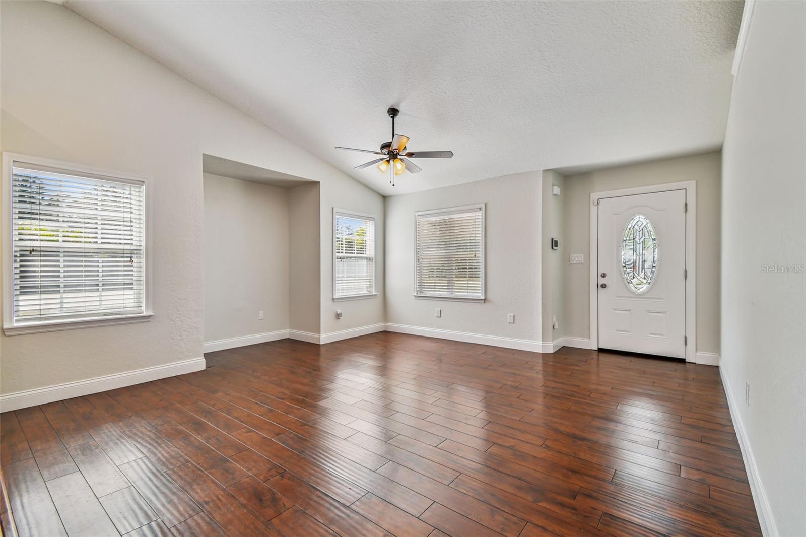 Listing photo id 6 for 13217 Maple Street