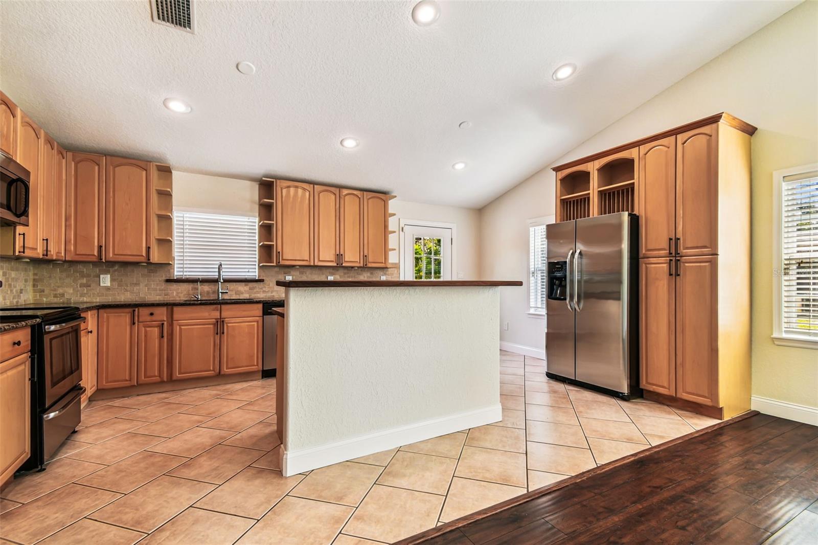 Listing photo id 7 for 13217 Maple Street
