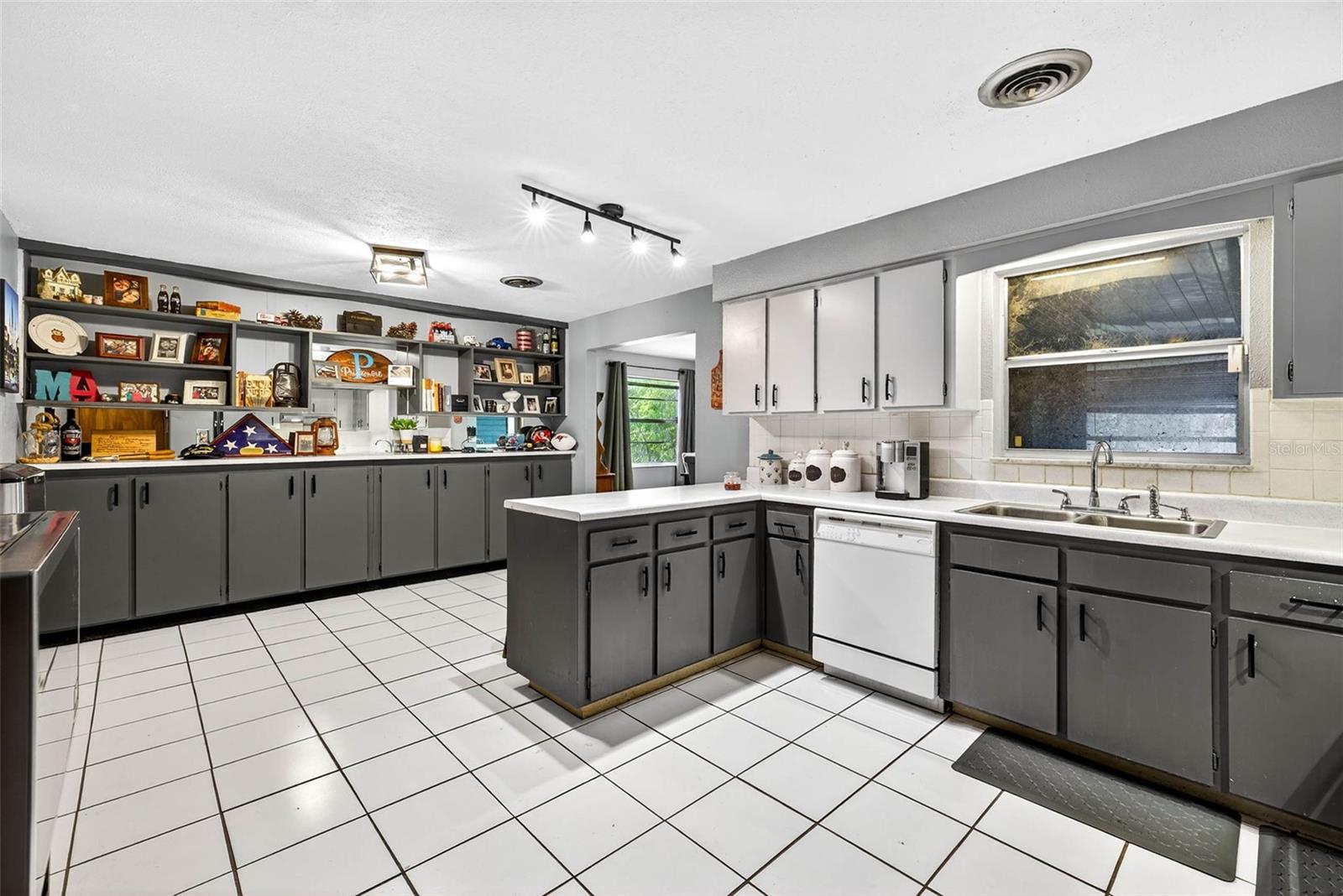 Image 11 of 41 For 5943 Cypress Street