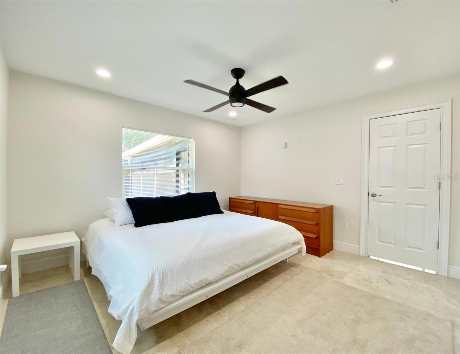 Image 7 of 16 For 418 Park Avenue