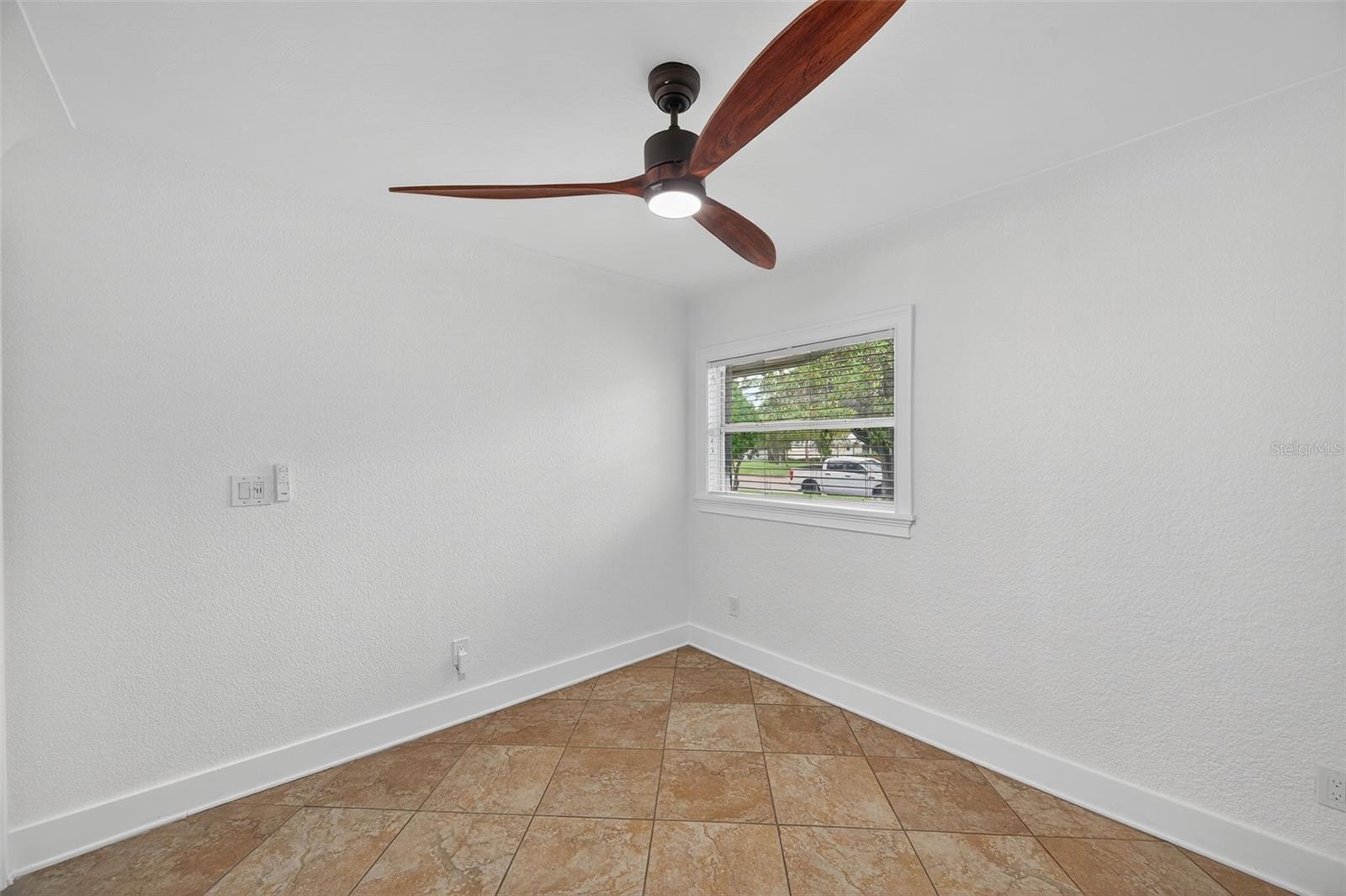 Image 31 of 78 For 516 Davis Boulevard