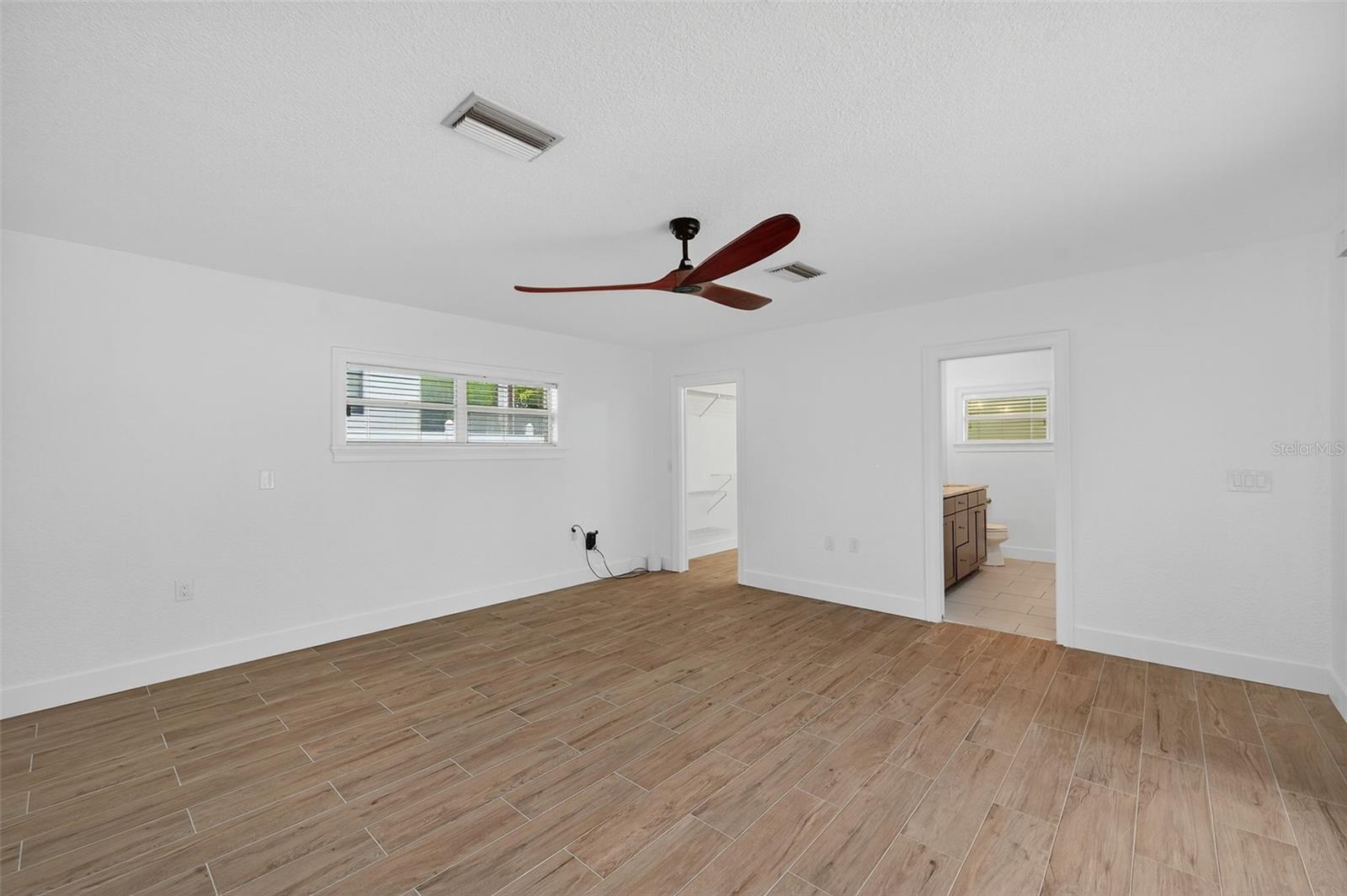 Image 5 of 78 For 516 Davis Boulevard