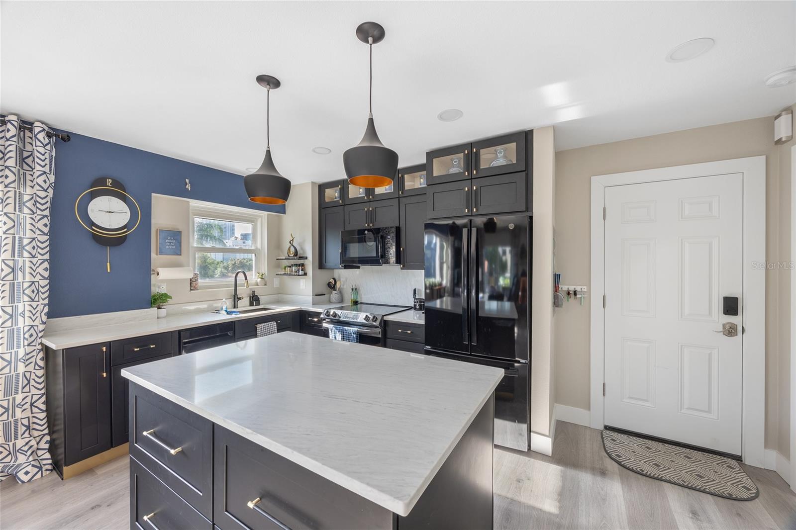 Image 2 of 20 For 750 Burlington Avenue N 2a