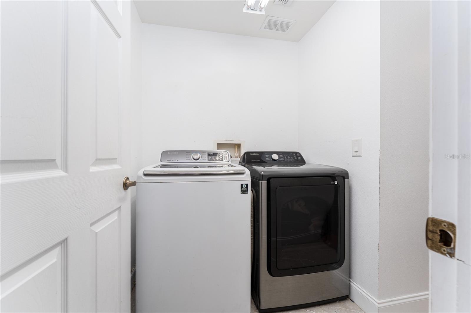 Listing photo id 13 for 8050 Diablo Court