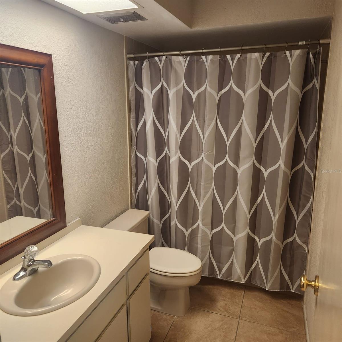 Image 6 of 9 For 450 Lakeview Drive 14
