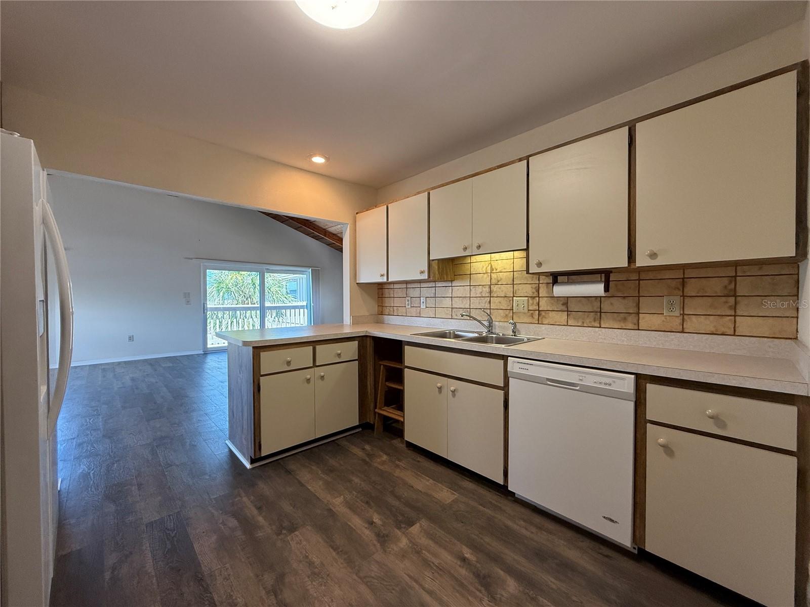 Image 16 of 51 For 460 Beach Road B2