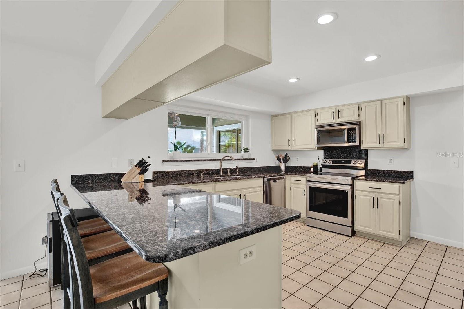 Image 11 of 47 For 5922 Bayview Circle S