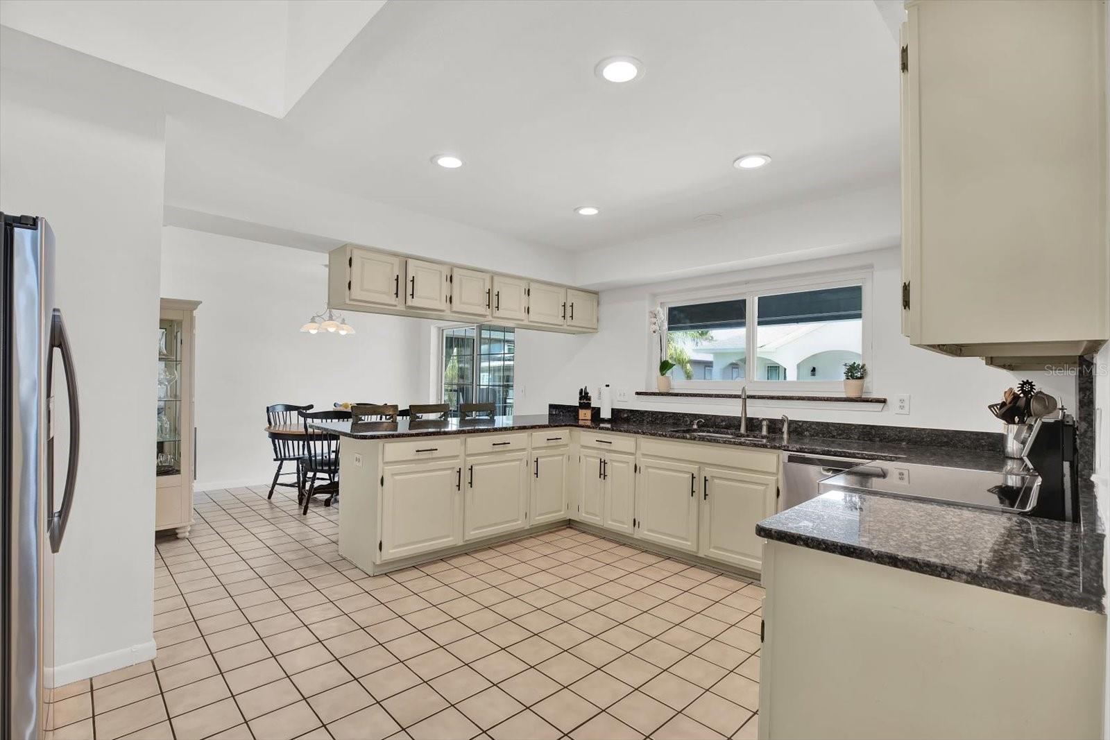 Image 12 of 47 For 5922 Bayview Circle S