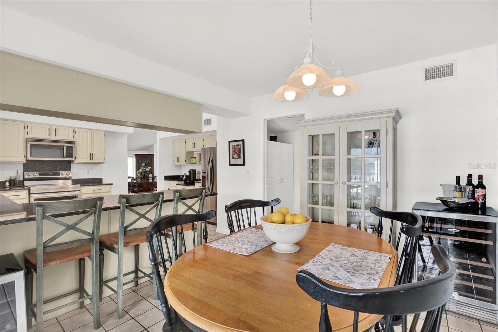 Image 13 of 47 For 5922 Bayview Circle S