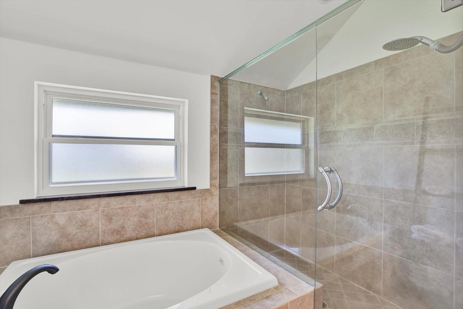 Image 18 of 47 For 5922 Bayview Circle S