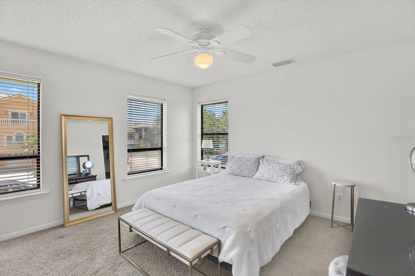 Image 19 of 47 For 5922 Bayview Circle S