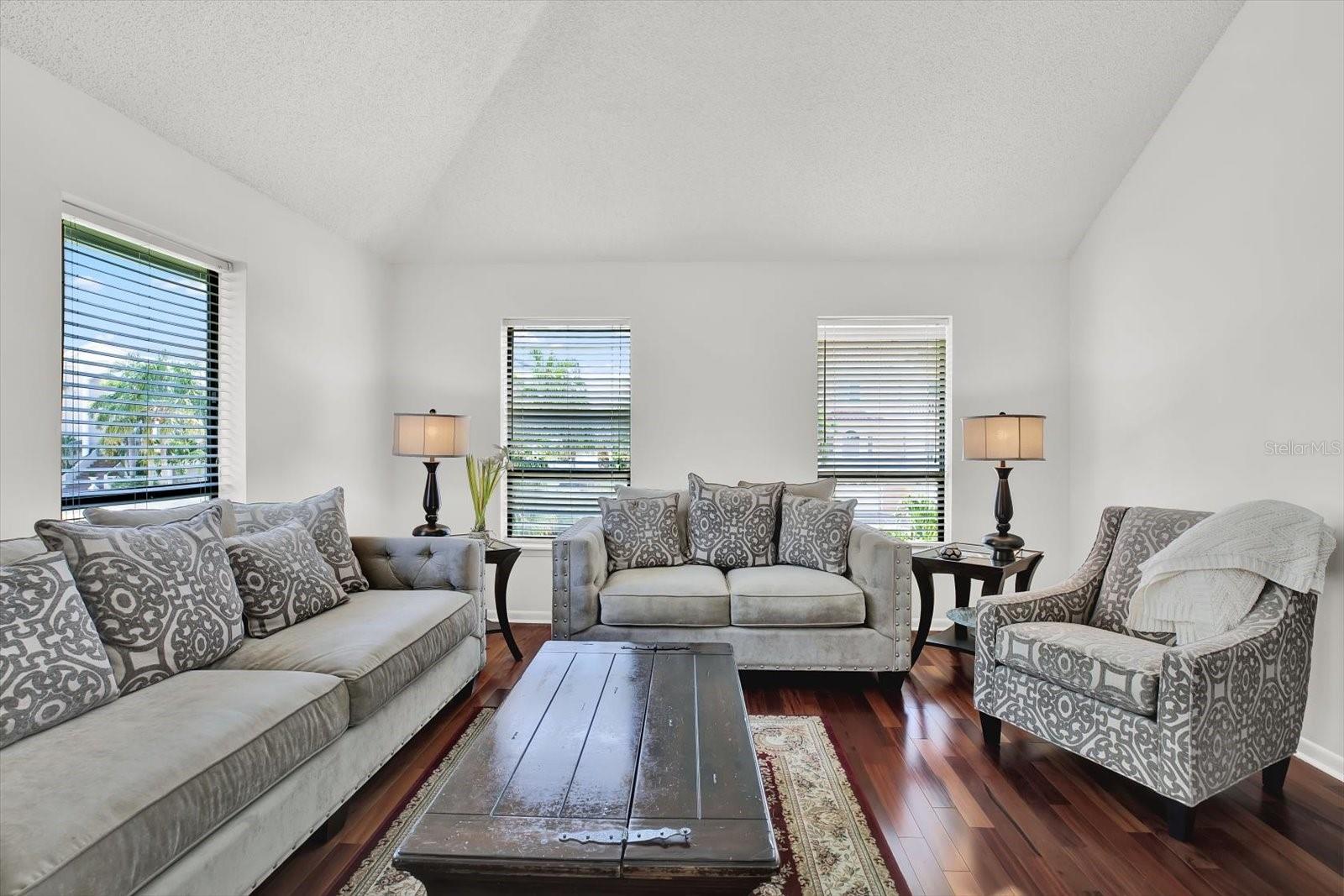 Image 6 of 47 For 5922 Bayview Circle S