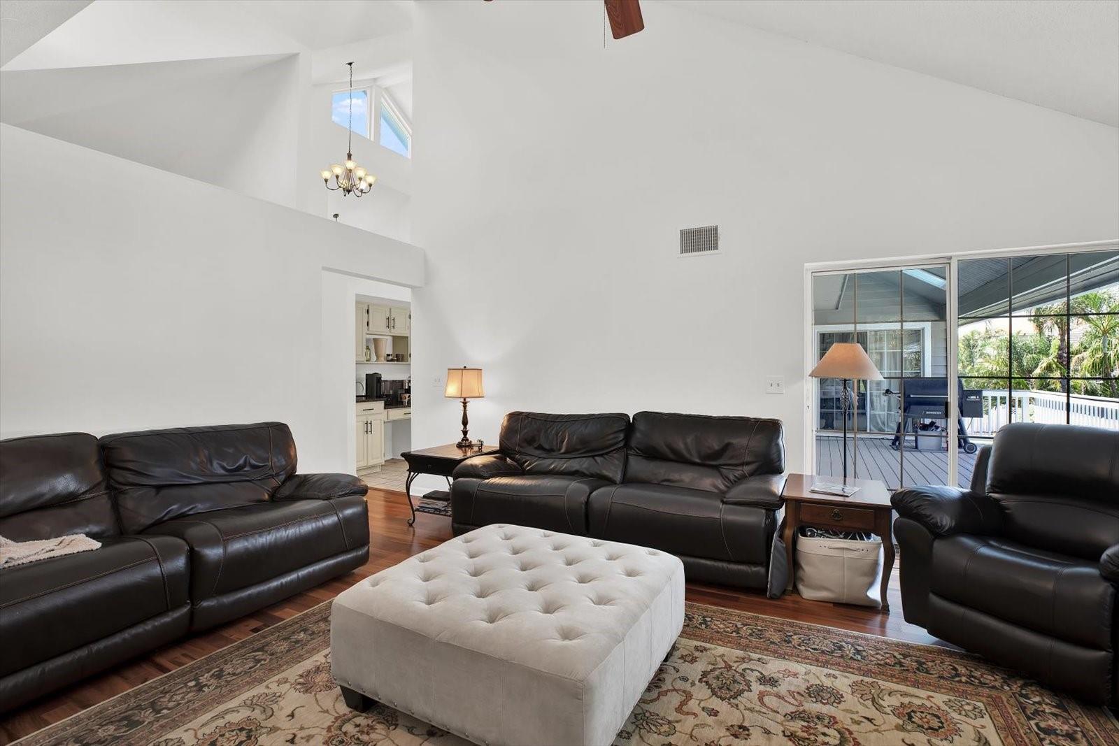 Image 9 of 47 For 5922 Bayview Circle S