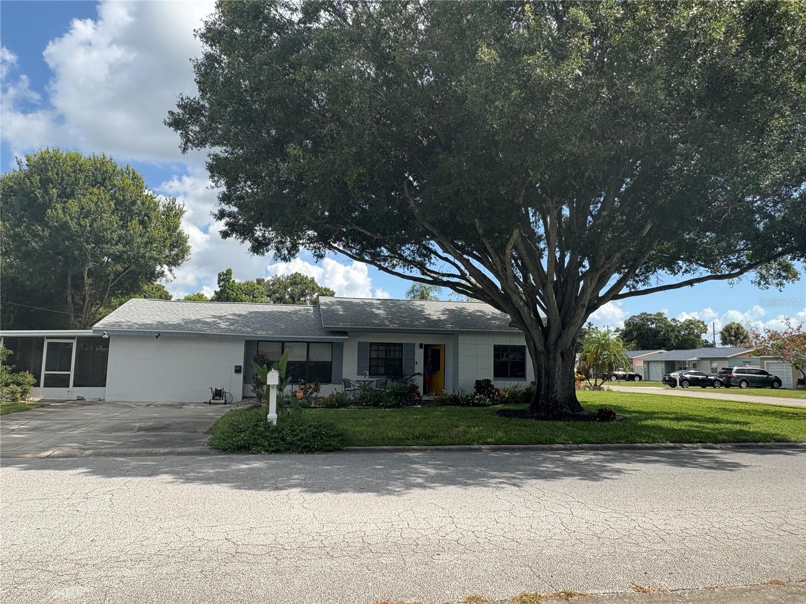 Image 8 of 39 For 5975 69th Avenue N