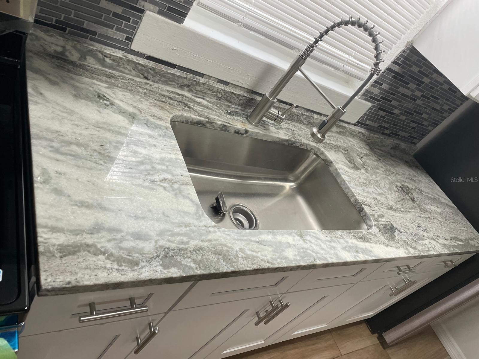 Image 4 of 7 For 131 Buckingham Avenue W