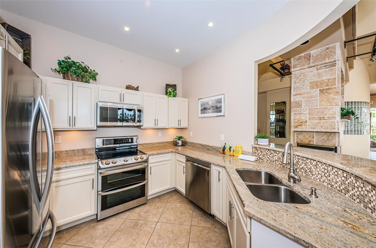 Image 70 of 81 For 6105 Bahia Del Mar Circle 187