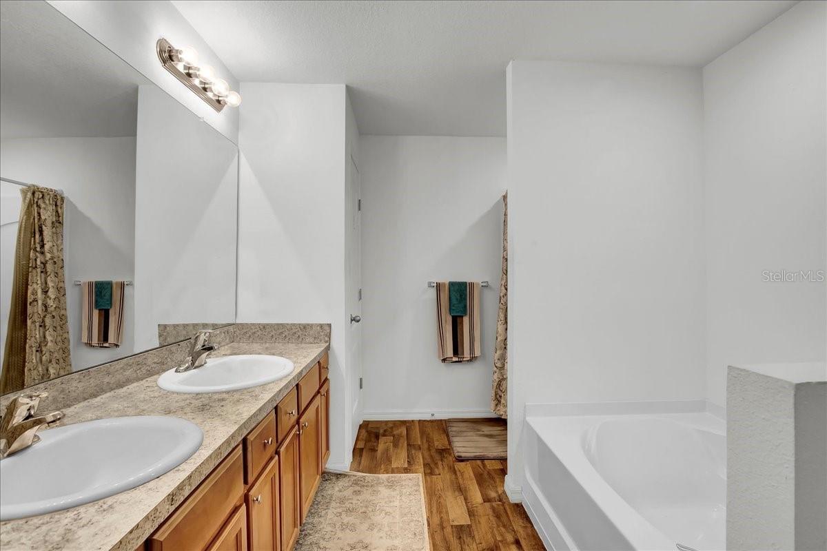 Image 39 of 61 For 616 Chatham Walk Drive