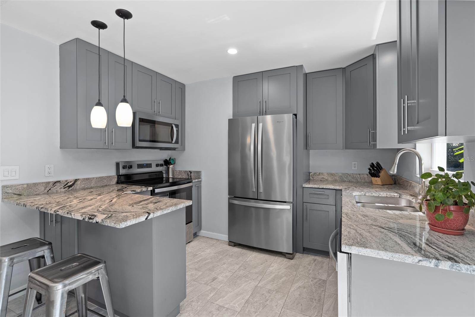 Listing photo id 11 for 5050 45th Street N