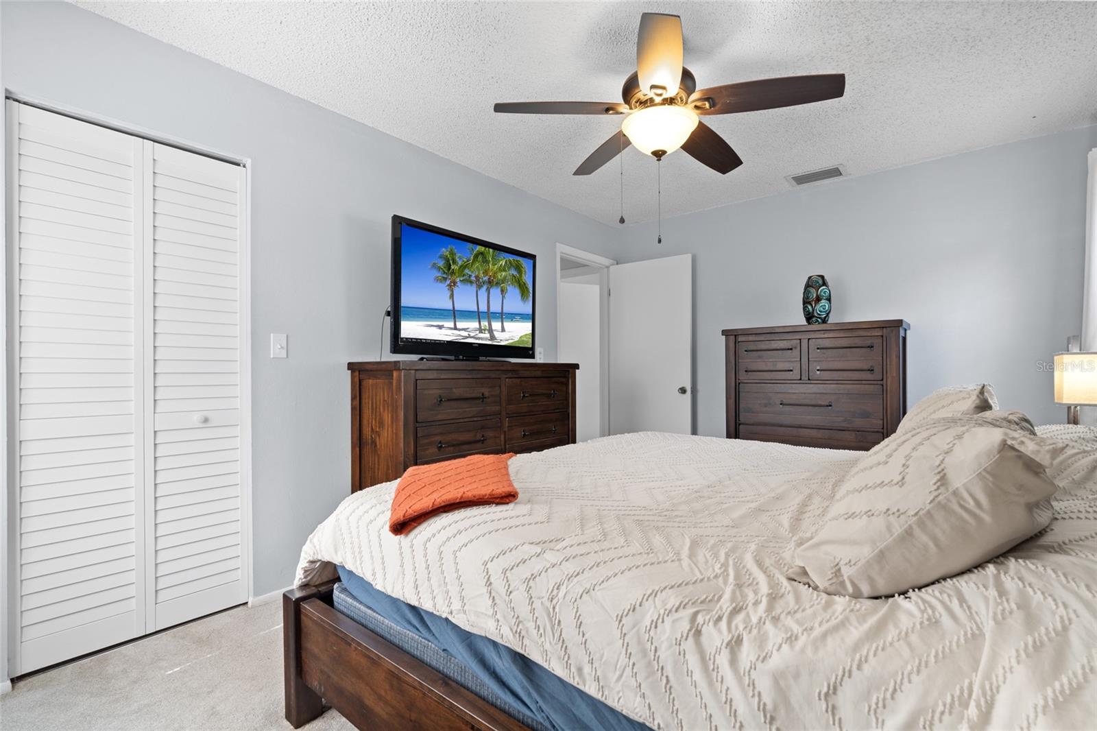 Listing photo id 17 for 5050 45th Street N