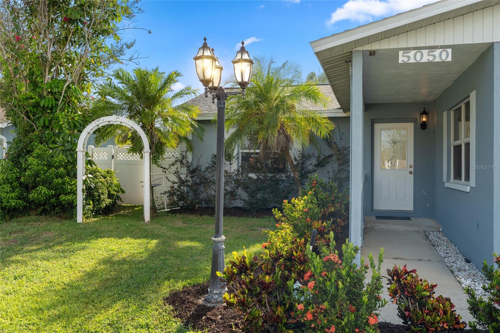 Listing photo id 0 for 5050 45th Street N