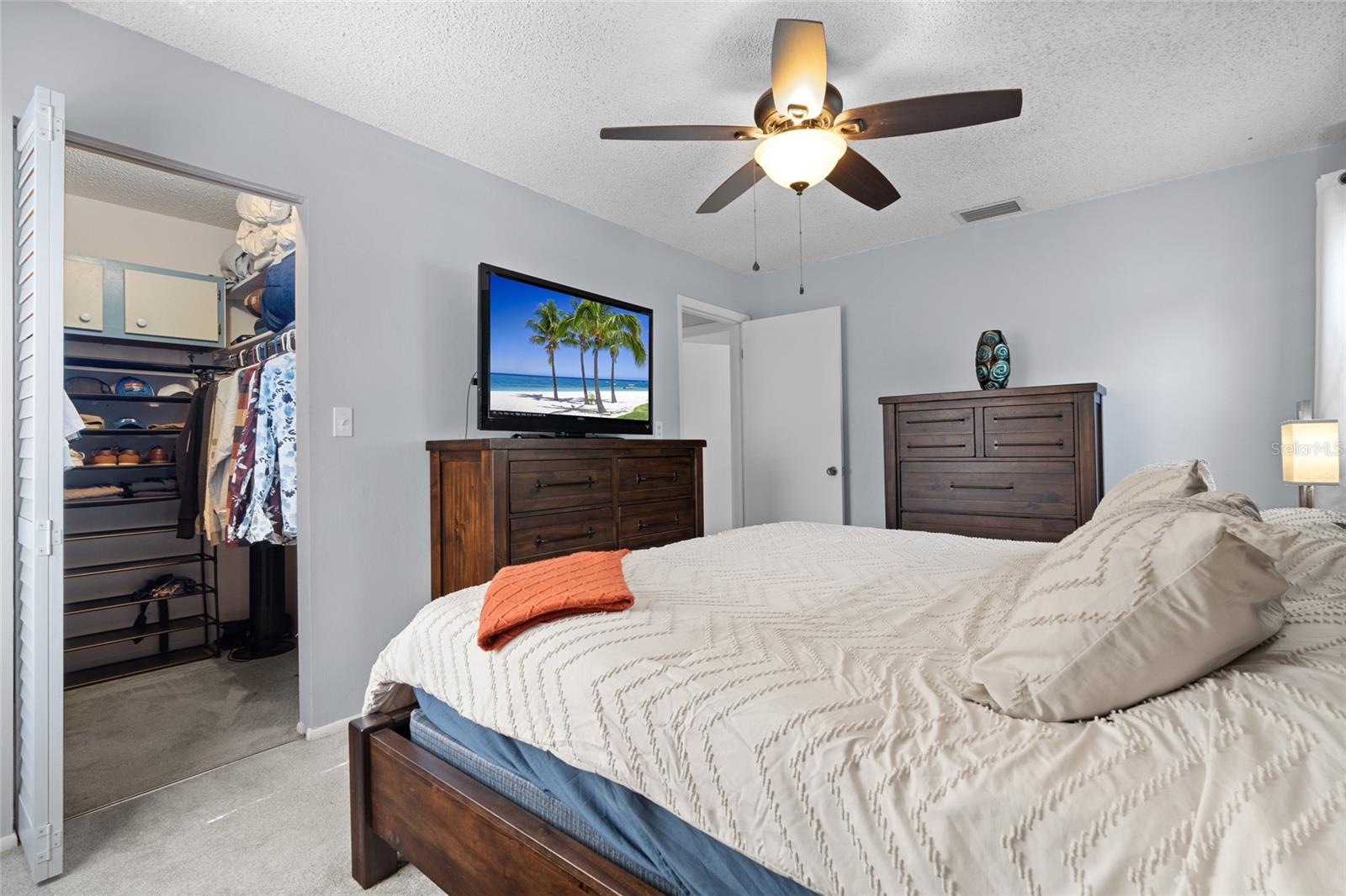 Listing photo id 18 for 5050 45th Street N