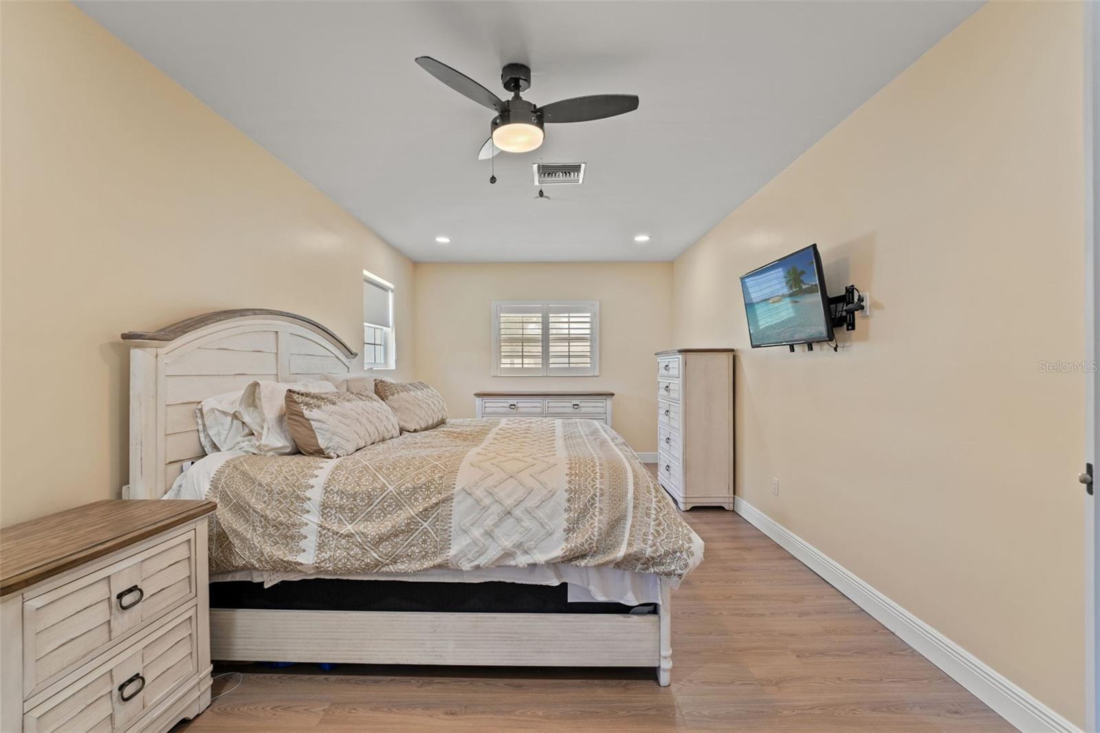 Image 19 of 47 For 4716 Chapin Avenue