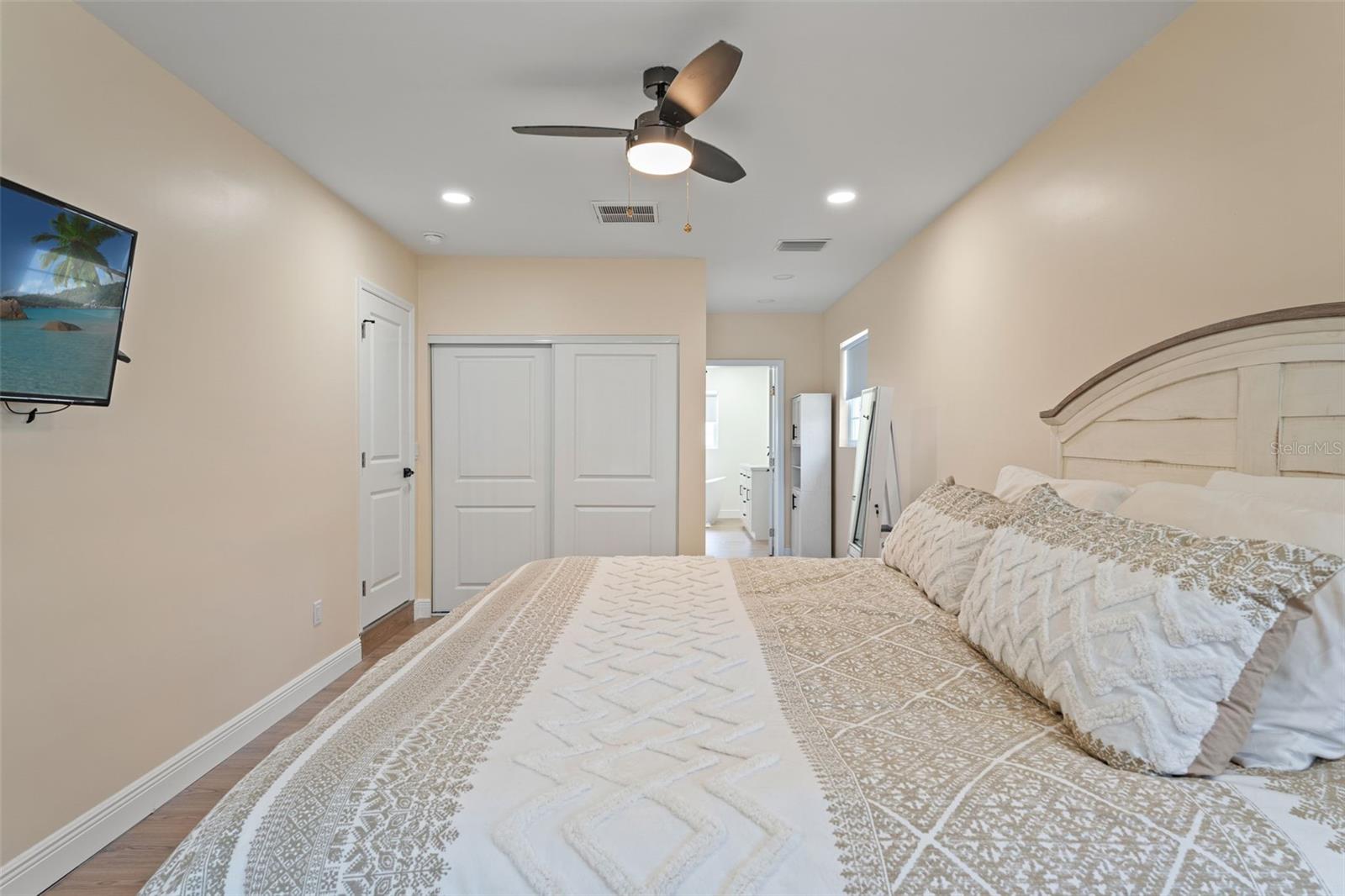 Image 21 of 47 For 4716 Chapin Avenue