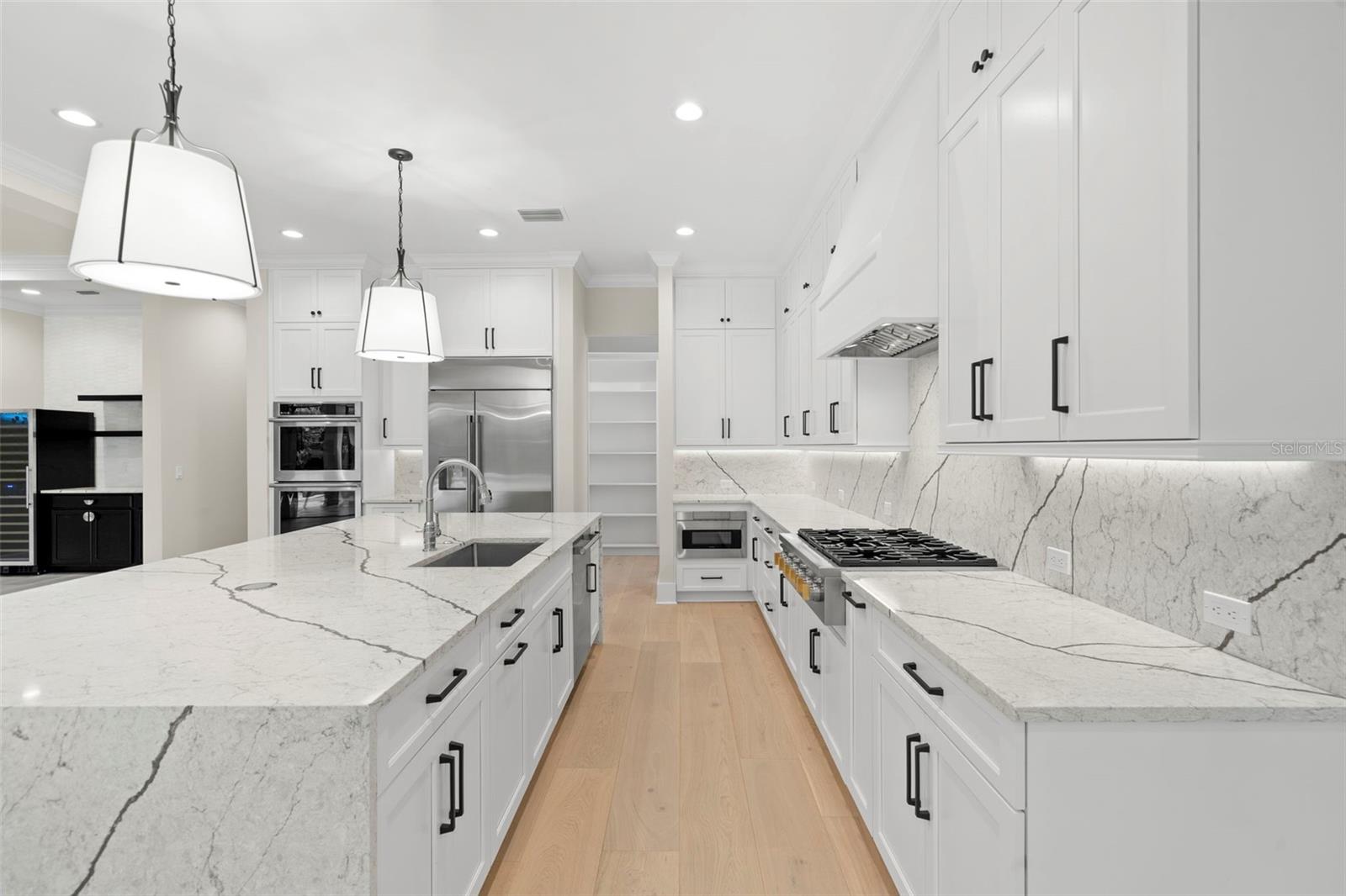 Listing photo id 11 for 3508 Vasconia Street