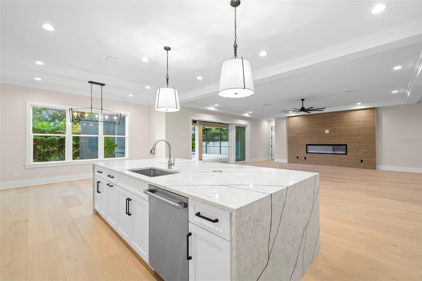 Listing photo id 14 for 3508 Vasconia Street