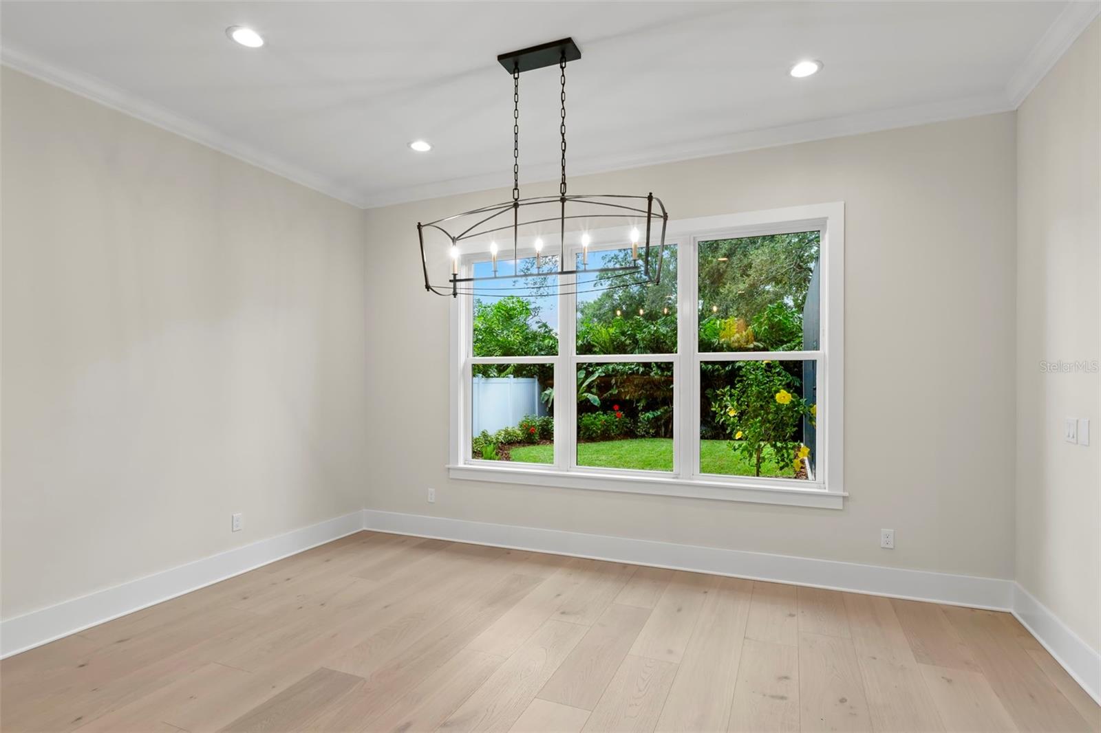 Listing photo id 16 for 3508 Vasconia Street