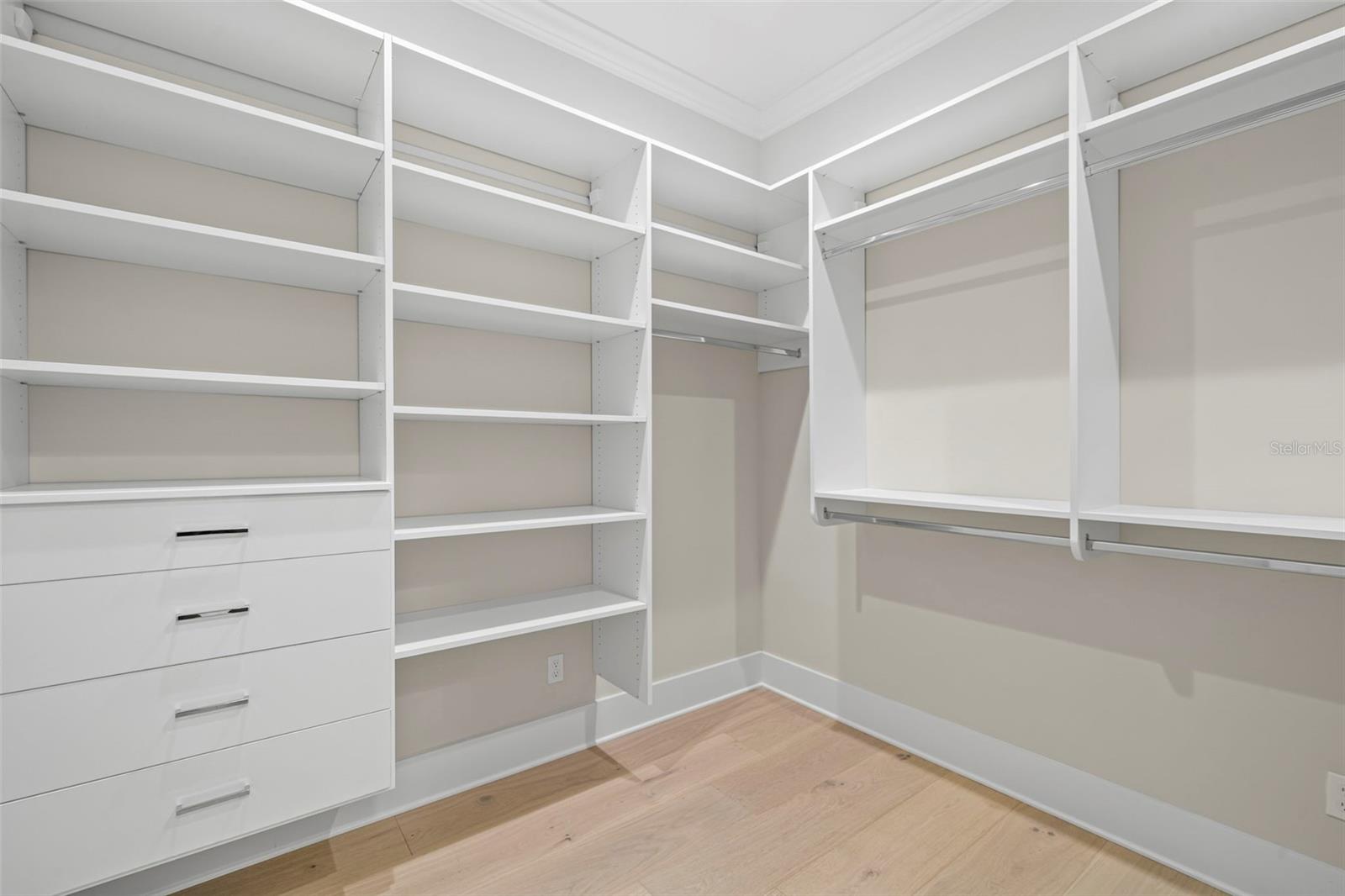 Listing photo id 27 for 3508 Vasconia Street