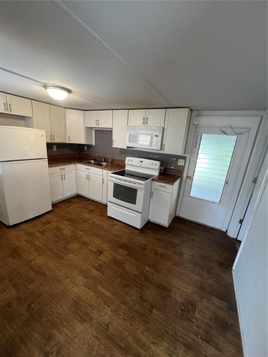 Image 4 of 10 For 20000 Us-19 N 607