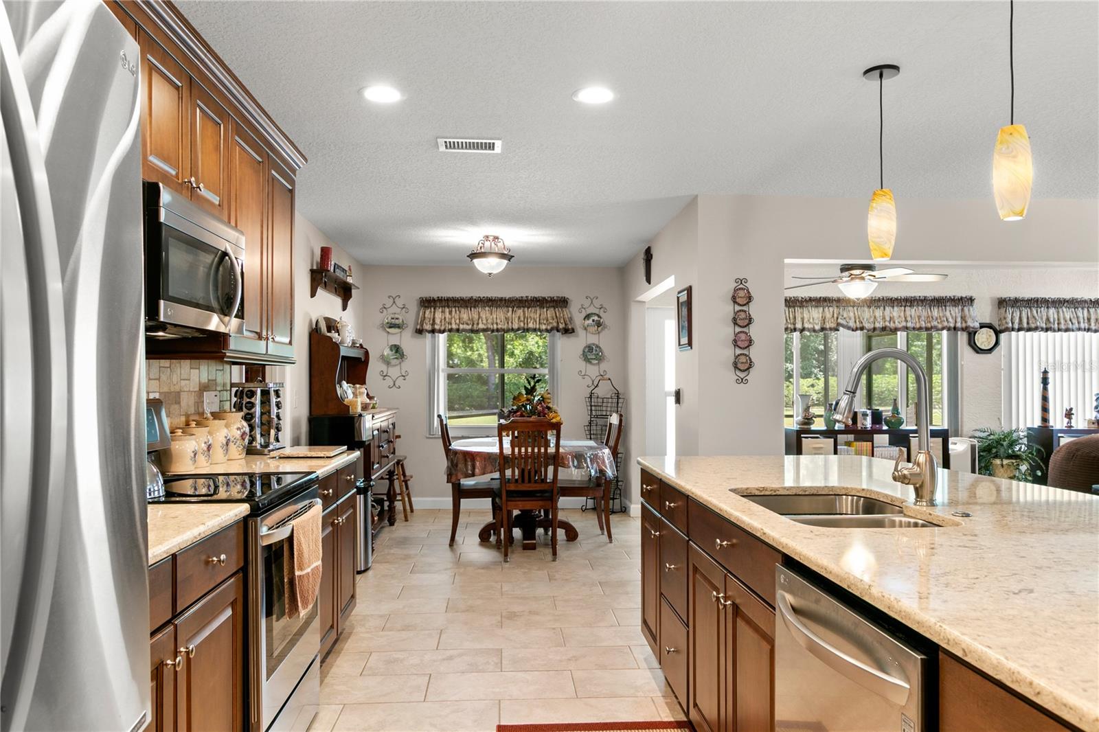 Image 15 of 60 For 2005 Berry Roberts Drive