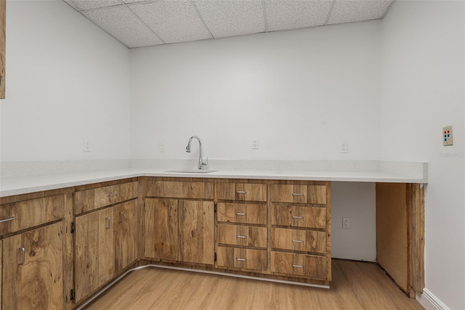 Image 9 of 23 For 600 Lakeview Road 2b
