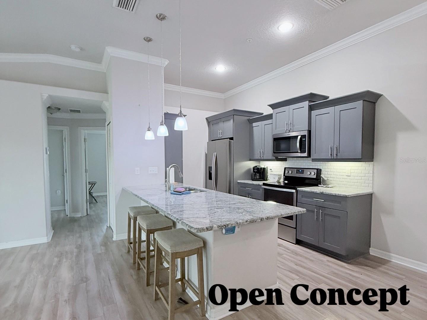 Image 3 of 31 For 5111 Royal Palms Way 303
