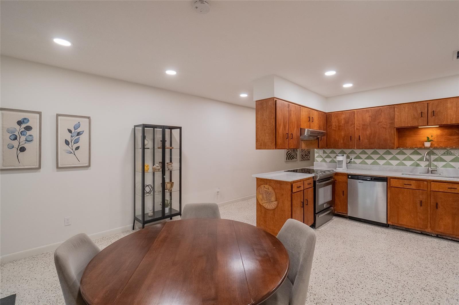 Image 10 of 15 For 725 Wilson Avenue