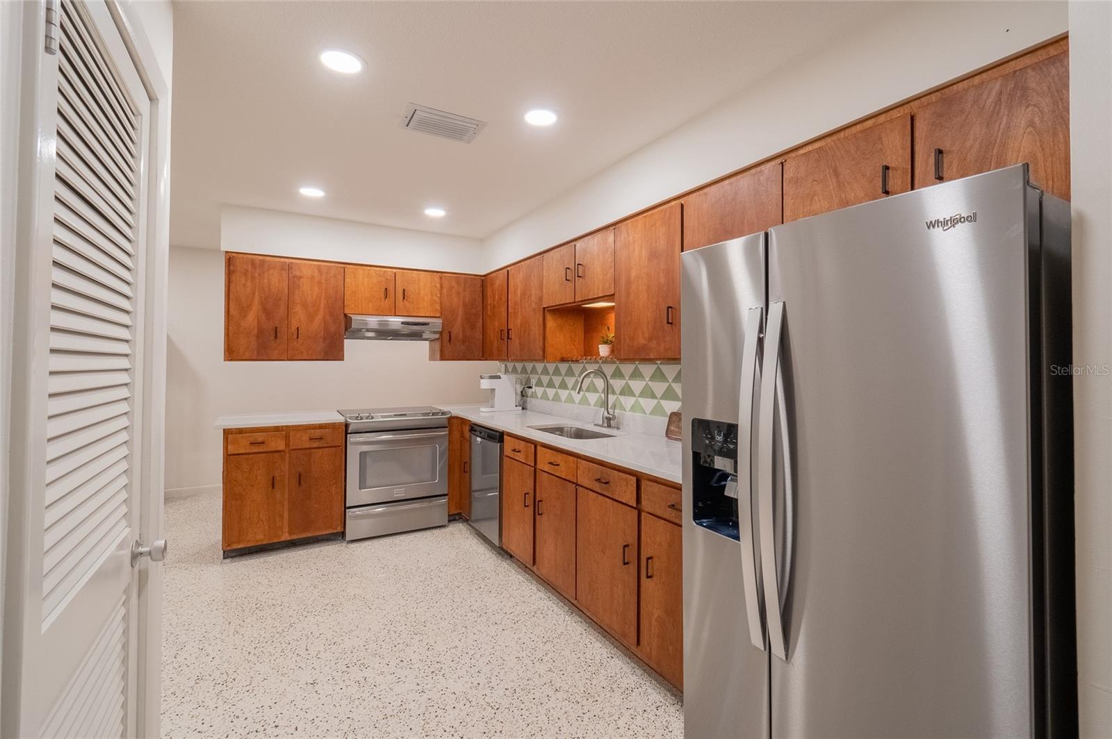 Image 4 of 15 For 725 Wilson Avenue
