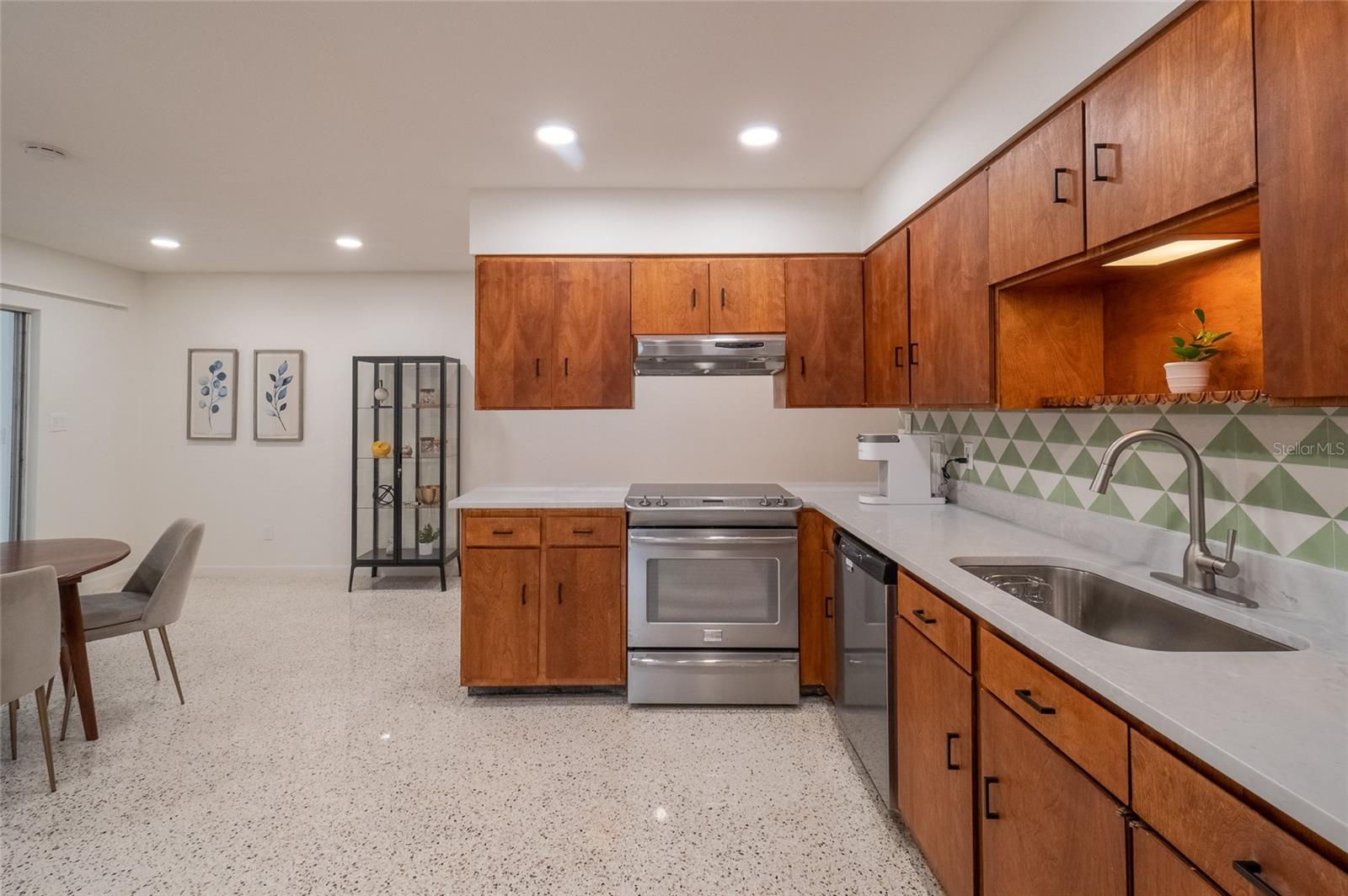 Image 5 of 15 For 725 Wilson Avenue